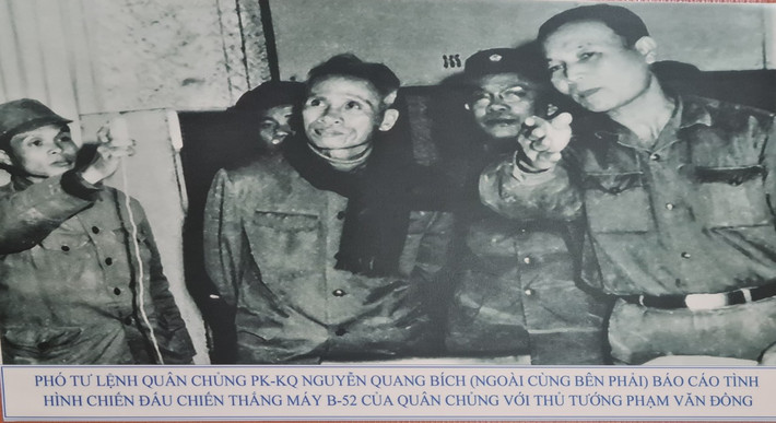 Phó tư lệnh quân chủng PK-KQ Nguyễn Quang Bích (ngoài cùng bên phải) báo cáo tình hình chiến đấu chiến thắng B-52 của quân chủng với Thủ tướng Phạm Văn Đồng.