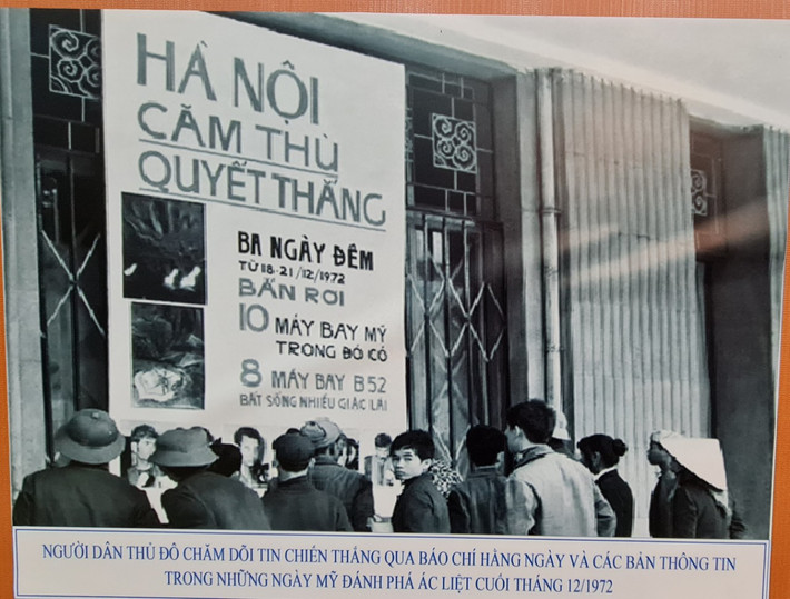 Người dân Thủ đô dõi tin chiến thắng qua báo chí hằng ngày và các bản thông tin trong những ngày Mỹ đánh phá ác liệt cuối tháng 12/1972.