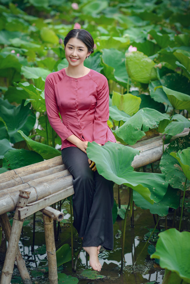 Ngọc Linh chia sẻ, mỗi trang phục truyền thống đều mang một nét đẹp riêng. Cô chọn áo bà ba, áo dài truyền thống để chụp ảnh bởi muốn tái hiện lại vẻ đẹp của một thiếu nữ đồng quê, giản dị nhưng cũng không kém phần duyên dáng.