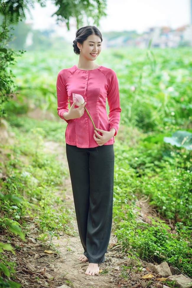 Cô thích sen không chỉ bởi mùi hương thơm ngát mà còn bởi hoa sen tượng trưng cho vẻ đẹp hồn hậu, duyên dáng của người Việt Nam.