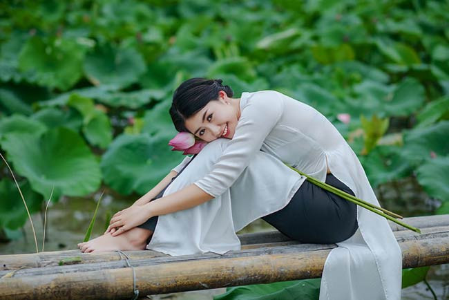 Diện áo dài trắng e ấp bên sen.