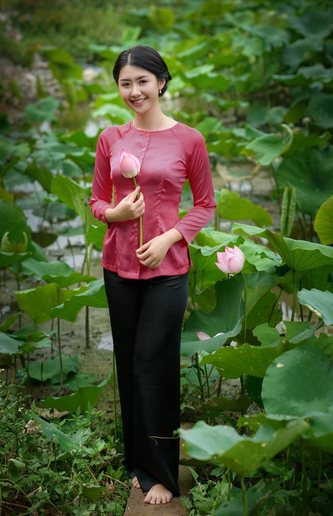 "Nói đến sen, mình thường liên tưởng đến vẻ đẹp thuần khiết, thanh tao nhưng vẫn có nét gì đó giản dị, giống như hình mẫu người phụ nữ mình muốn hướng tới", Ngọc Linh chia sẻ.
