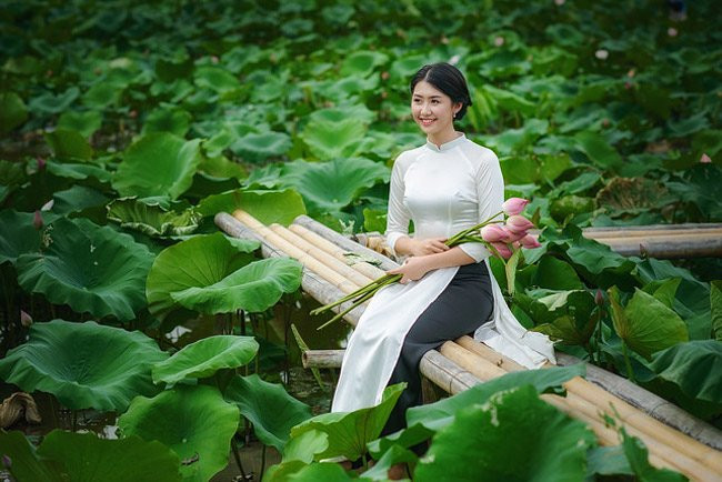 Lúc e ấp, lúc lại cười rạng rỡ như những đóa sen nở rộ.