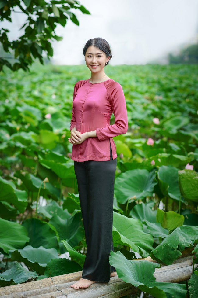 Muốn "bắt" lấy những khoảnh khắc đầu tiên của sen đầu mùa, Phạm Ngọc Linh (sinh năm 1995, sinh viên trường ĐH Ngoại thương Hà Nội) đã thực hiện bộ ảnh duyên dáng bên sen.