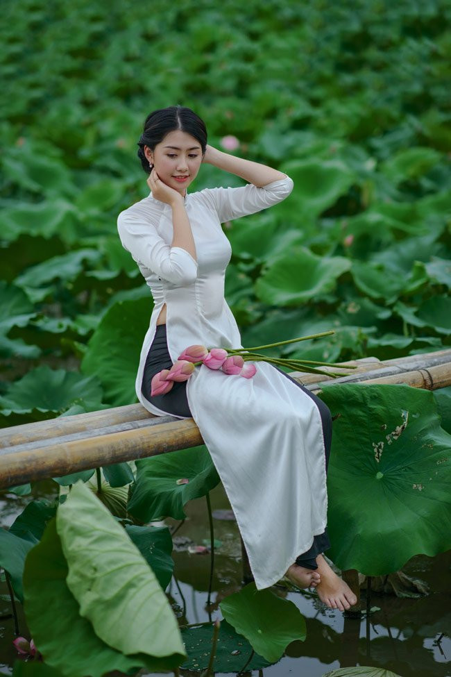 Diện áo dài kín đáo, nữ sinh Ngoại thương vẫn khoe được đường cong mềm mại.