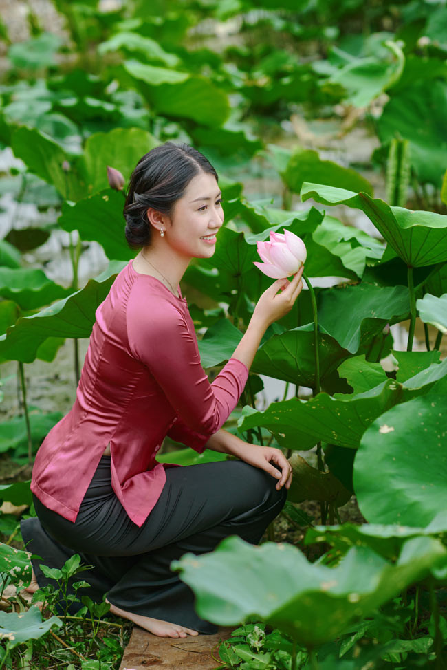"Mình sinh ra tại Hà Nội nên muốn tái hiện vẻ đẹp thanh lịch của người phụ nữ Tràng An. Bởi vậy, mới chọn áo dài trắng và áo bà ba để thực hiện bộ ảnh này", Ngọc Linh chia sẻ.
