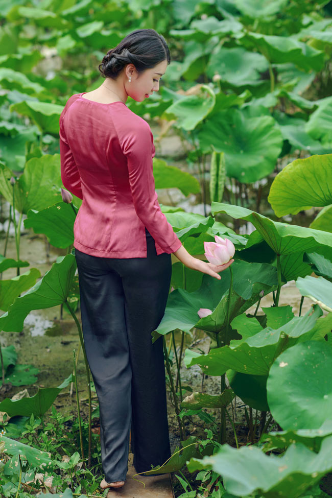 Nữ sinh Ngoại thương chia sẻ, sen là loài hoa cô yêu thích nhất.