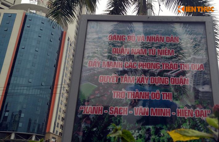 Cả hai mặt của hàng chục bảng thông báo bị viết sai chính tả.