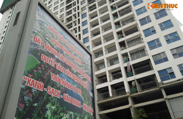 Hàng chục bảng thông báo viết sai chính tả giữa phố nhưng các lực lượng chức năng không phát hiện ra?
