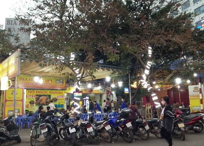 Những người đi bộ khi đến các điểm quán bia vẻ hè đều phải luồn lách qua các xe máy, "đánh võng" xuống lòng đường để tìm lối đi.