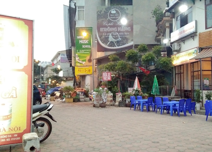 Một quán bia khác trên đường Nguyên Hồng cũng bắt đầu sắp xếp bàn ghế lấn chiếm vỉa hè để kinh doanh.