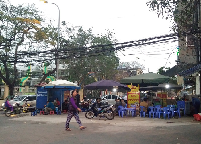 Tương tự, trên vỉa hè đường Nguyên Hồng (Ba Đình, Hà Nội), bàn ghế của nhiều quán bia bày la liệt, người đi bộ không còn lối đi.