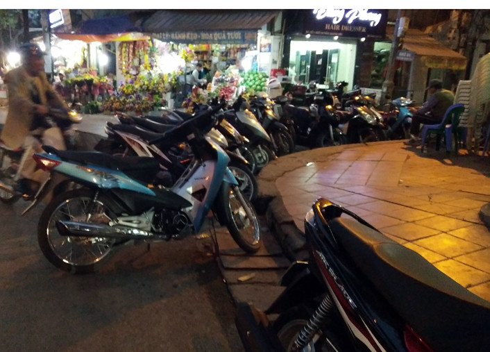 Điều đáng nói, thỉnh thoảng có bóng dáng lực lượng chức năng đi tuần tra, kiểm soát tại khu vực nhưng những chiếc xe máy đang lấn chiếm lòng đường trên phố Trần Quang Diệu vẫn không bị "trảm".