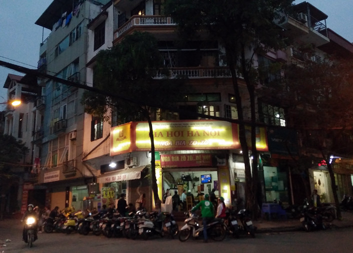 Hình ảnh xe máy xếp vòng quanh dưới lòng đường ngay trước cửa ra vào một quán bia trên phố Trần Quang Diệu (Đống Đa, Hà Nội).