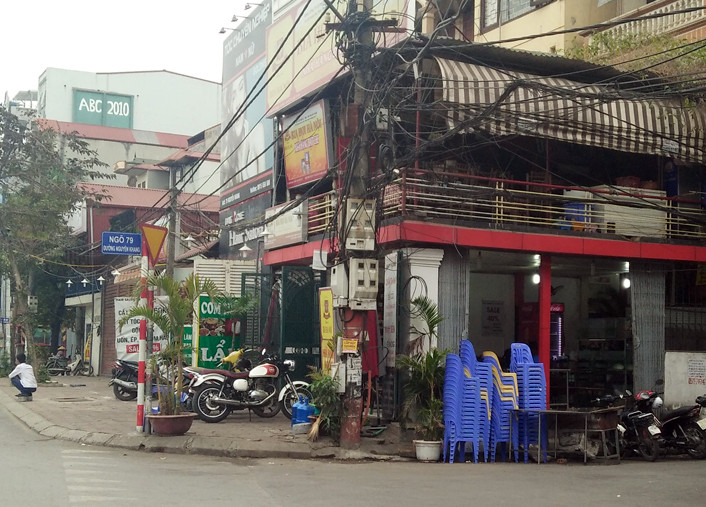 Ghi nhận của PV Kiến Thức, trên nhiều tuyến phố của Hà Nội, tình trạng nhiều quán bia vỉa hè vẫn ngang nhiên lấn chiếm diện tích vỉa hè, đẩy người đi bộ xuống lòng đường diễn ra phổ biến. Ảnh chụp đường Nguyễn Khang (quận Cầu Giấy, Hà Nội).