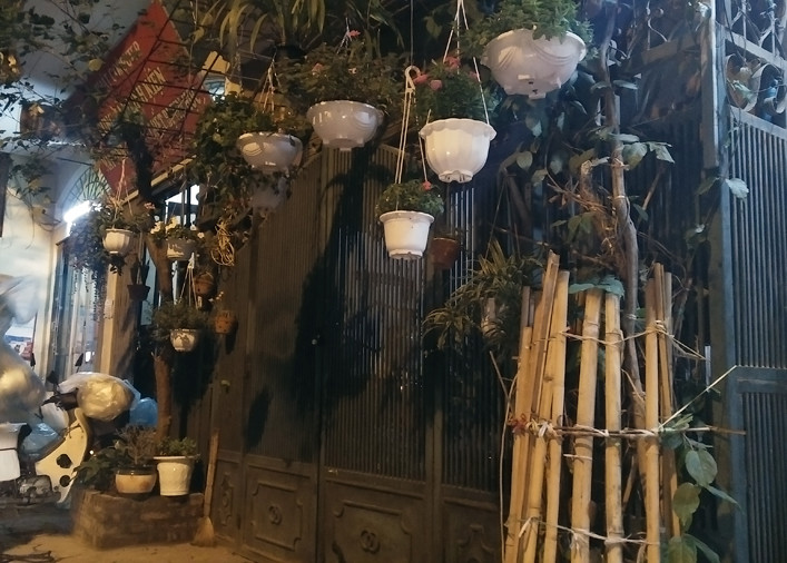 Tối cùng ngày, một số gia đình trang trí cửa ra vào, thản nhiên lấn chiếm diện tích vỉa hè đường Mai Dịch (Quận Cầu Giấy, Hà Nội) vẫn chưa tháo dỡ.