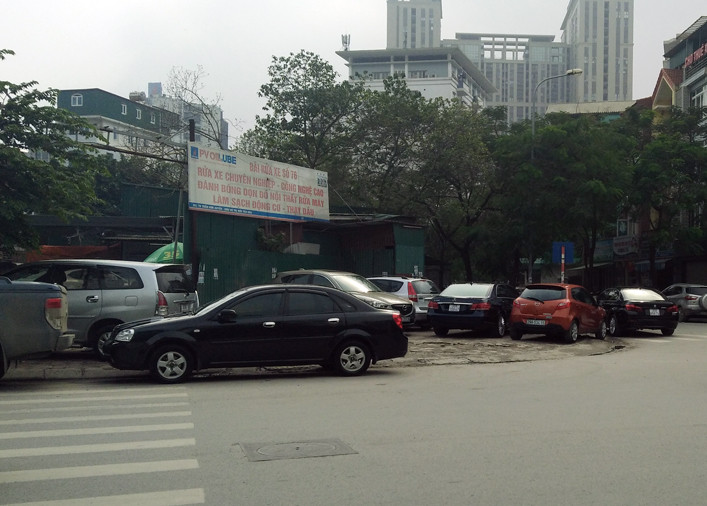 Trong khi đó, phía trước cửa và xung quanh khu vực một cửa hàng sửa chữa ô tô trên phố Trần Kim Xuyến (quận Cầu Giấy, Hà Nội), các xe ô tô đỗ ngang dọc, lộn xộn trên vỉa hè lấn chiếm hết phần đường dành cho người đi bộ.