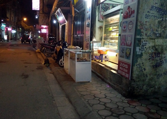 Các hàng quán bày bán hàng hóa, chiếm dụng hết diện tích vỉa hè đường Mai Dịch (Quận Cầu Giấy, Hà Nội).