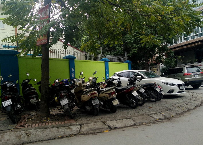 Tương tự, chiều cùng ngày, ghi nhận tại một số đoạn trên đường Trung Yên 7 (quận Cầu Giấy, Hà Nội) cả ô tô lẫn xe máy vẫn ngang nhiên lấn chiếm vỉa hè dành cho người đi bộ.