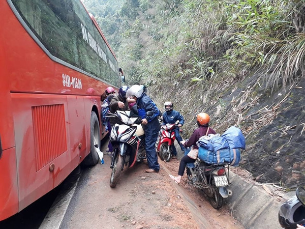 Những người lưu thông qua đoạn đường gặp khó khăn vì chiếc xe khách bị tai nạn chắn giữa đường. Hiện nguyên nhân xảy ra tai nạn đang được cơ quan chức năng làm rõ.