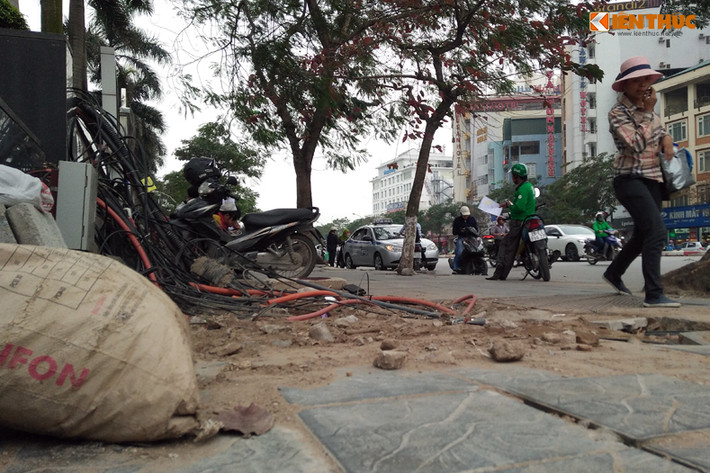 Cùng với đó là những bao tải chứa vật liệu xây dựng chất đống ngổn ngang dọc vỉa hè.