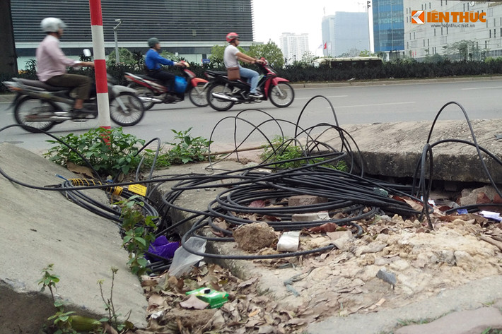 Nếu người đi bộ di chuyển qua khu vực này vào ban đêm mà thiếu quan sát sẽ rất dễ vướng phải những sợi dây cáp dài loằng ngoằng nằm dưới đường, và các tấm bê tông che đậy ngổn ngang.