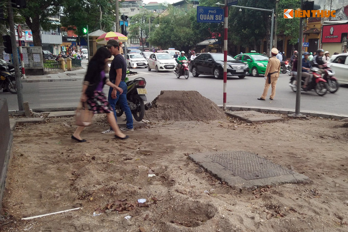 Đất đá bị đào xới nham nhở trên vỉa hè tại nút giao thông đường Quán Sứ - Hai Bà Trưng còn gây mất mỹ quan đô thị.