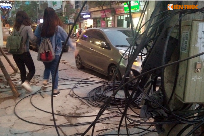 Hình ảnh vừa nguy hiểm cho người đi bộ, vừa nhếch nhác, phản cảm gây mất mỹ quan đô thị trên vỉa hè Phan Văn Trường.