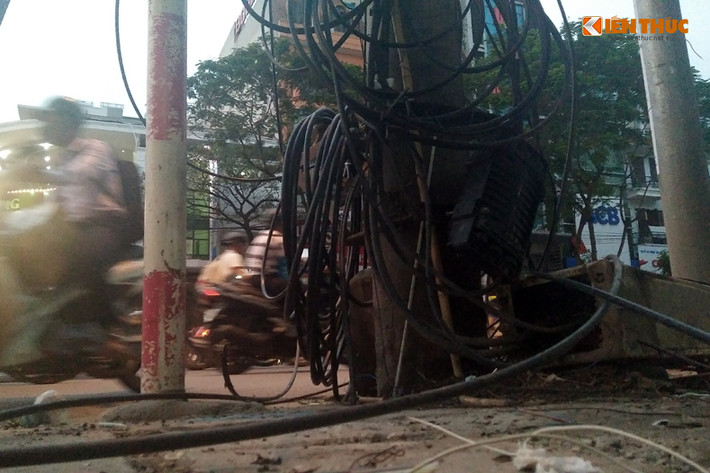Những cọng dây cáp điện thòng xuống vỉa hè trên đường Phan Văn Trường giống như những cái thòng lọng bẫy người đi đường.