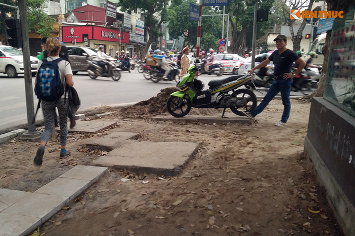 Tại nút giao thông Quán Sứ - Hai Bà Trưng (Hà Nội), vỉa hè bị đào xới nham nhở, đất đá chất đống lộn xộn, người đi bộ rất dễ bị vấp phải nếu di chuyển qua thiếu quan sát.