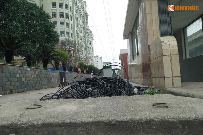 Sau gần một tháng ra quân lập lại trật tự đô thị, các lực lượng chức năng Hà Nội đã chấn chỉnh, xử lý nghiêm nhiều trường hợp vi phạm để giành lại vỉa hè. Ở một số nơi, vỉa hè dành cho người đi bộ đã được trả lại rất thoáng đãng. Tuy nhiên, hiện nay, ghi nhận của PV Kiến Thức, trên đường Phạm Hùng (Hà Nội) vẫn còn tồn tại tình trạng dây cáp nằm ngổn ngang, chắn lối đi bộ của người dân trên vỉa hè.