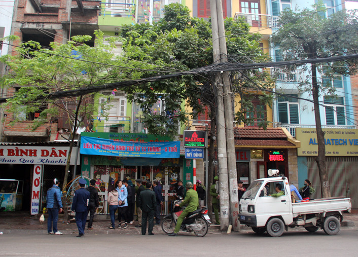 Theo kế hoạch của Ban chỉ đạo 197 Hà Nội, sáng 10/3, lực lượng liên ngành của các quận Hà Nội đã đồng loạt ra quân giành lại vỉa hè cho người đi bộ. Ảnh: Chụp tổ công tác lực lượng liên ngành của quận Nam Từ Liêm (Hà Nội) phối hợp với các lực lượng phường trên địa bàn quận này ra quân dẹp vỉa hè.
