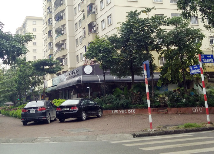 Nhiều xe ô tô vẫn đỗ trên vỉa hè, lấn chiếm phần đường dành cho người đi bộ.