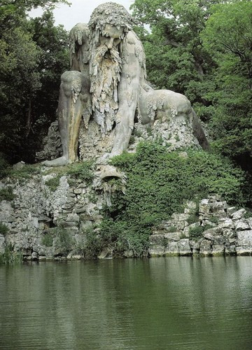 Bức tượng The Colossus of the Apennines: Bức tượng này được xây dựng và chế tác từ thế kỷ thứ 16, và từ đó người ta đã cất giấu nhiều bí ẩn thú vị liên quan đến phiến đá này. Bên trong khuôn tượng là một buồng trống dẫn lên phần thân cũng như phần đầu của bức tượng. Những căn phòng bên trong đều chứa nhiều bức bích họa và đài phun nước có khả năng tự động dịch chuyển được nhờ cơ chế thủy lực. Thậm chí còn làm hẳn một góc trông như lò sưởi, một khi châm lửa đốt lên thì khói sẽ tỏa ra theo đường mũi của bức tượng. Nhìn từ xa, trông không khác gì vị thần đang nổi cơn thịnh nộ cả.
