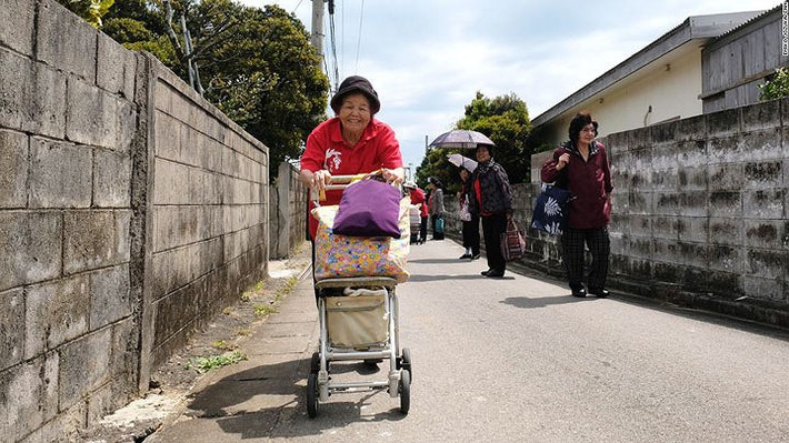 Với hơn 1.000 người trăm tuổi, Okinawa đã giành được danh tiếng là "vùng đất của những người bất tử" và là một trong năm khu "Vùng xanh", trên khắp thế giới, nơi mọi người sống lâu hơn trung bình.
