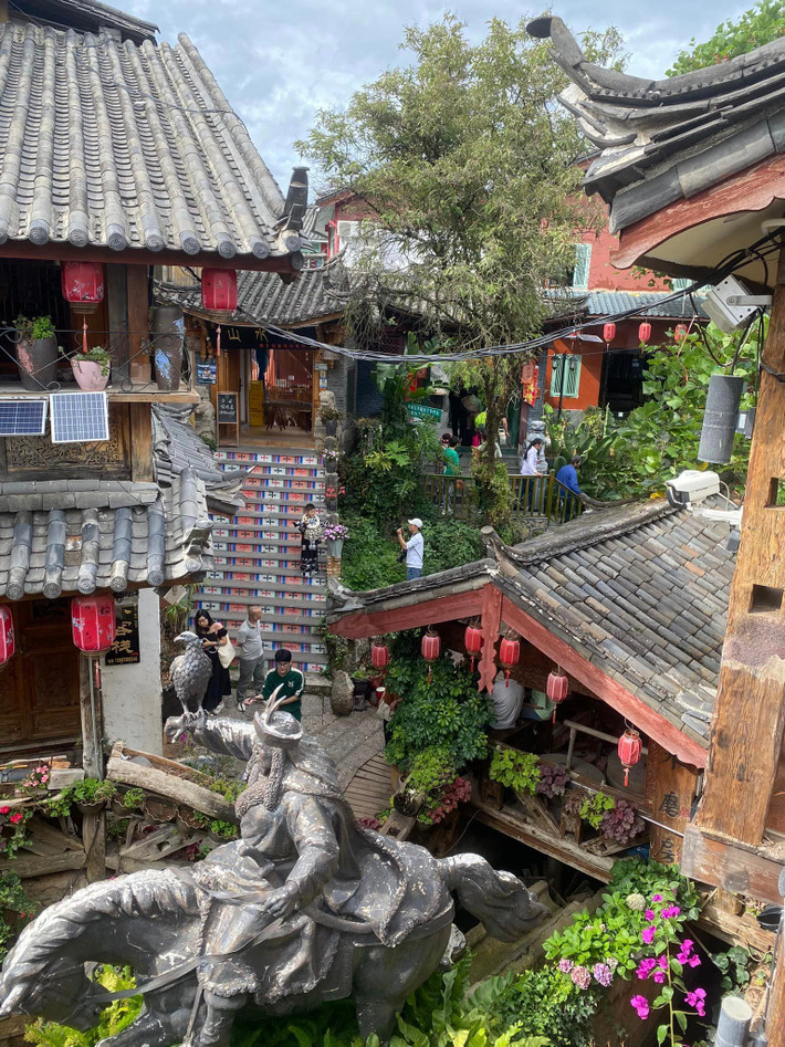 Lệ Giang cổ trấn được xây dựng vào cuối thời nhà Tống, đầu triều nhà Nguyên, có lịch sử hơn 1.000 năm. Nơi đây đã từng là nơi hợp lưu buôn bán dọc theo đường mòn Trà mã đạo, con đường được biết đến như là "Con đường tơ lụa Tây Nam".