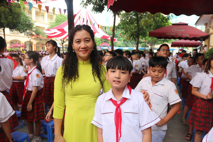 Học sinh năm cuối cấp tiểu học và cô giáo chủ nhiệm. Hôm nay, em nhỏ đã dậy từ 5h30 sáng, háo hức trong ngày đầu năm học mới đến trường.