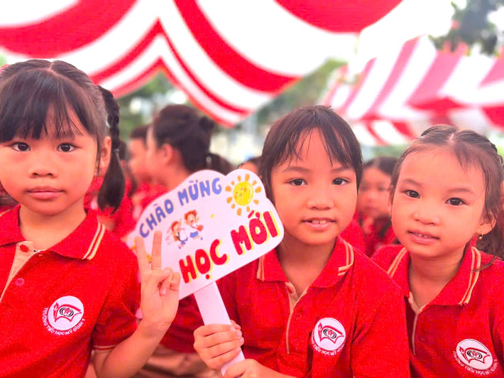 Đối với cấp mầm non, Sở GD&ĐT Hà Nội hướng dẫn các nhà trường tổ chức khai giảng theo hình thức "Ngày hội đến trường của bé". Các nhà trường ổn định, duy trì nền nếp học tập ngay sau lễ khai giảng; chú trọng xây dựng văn hóa học đường; bảo đảm an ninh, an toàn trường học ngay từ những ngày đầu năm học...