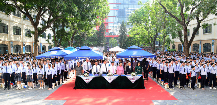 Học sinh Trường THCS-THPT Nguyễn Siêu, Hà Nội náo nức trong lễ khai giảng năm học mới với chủ đề "Nghênh đón Đổi thay: Trao quyền cho sự Tự tin và Hạnh phúc".
