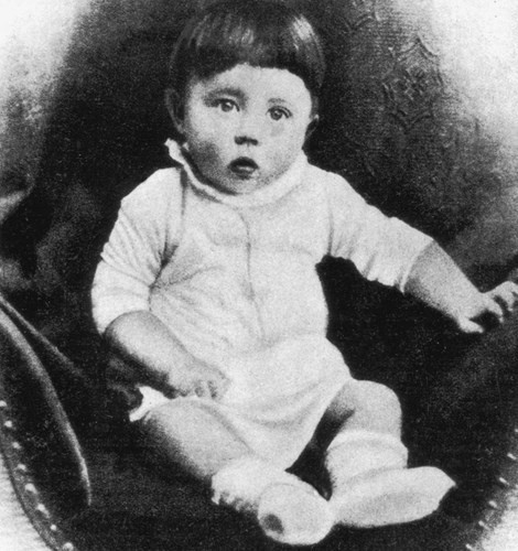 Khi còn trẻ, trùm phát xít Hitler mơ ước trở thành một nghệ sĩ. Y 2 lần nộp đơn xin được vào học tại Viện Nghệ thuật Vienna nước Áo (năm 1907 và 1908) nhưng đều bị từ chối. Hitler bỏ học năm 16 tuổi mà không có chứng chỉ nào.