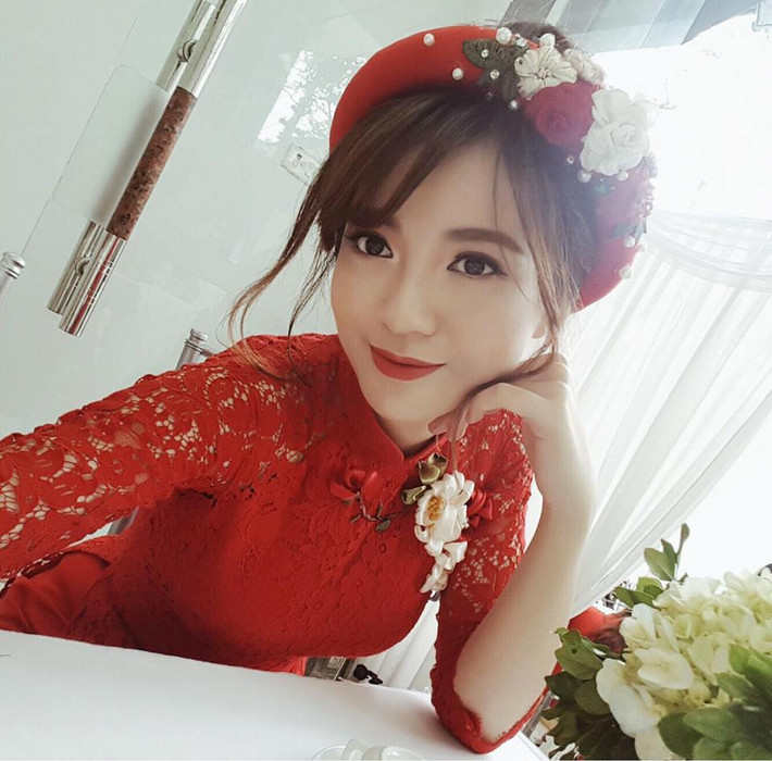 Hôm nay ngày 21/3, hot girl fan MU Tú Linh đã tổ chức lễ ăn hỏi tại nhà riêng. Chồng của Tú Linh là doanh nhân Hoàng Long hiện đang sinh sống tại Hà Nội. Tú Linh đã chia sẻ những hình ảnh lễ ăn hỏi của mình trên Facebook cá nhân.