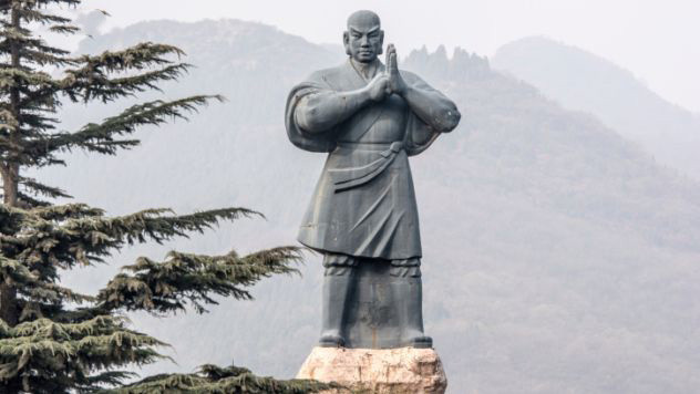 3. Kungfu và võ thuật: Có lẽ nhiều người lầm tưởng Kungfu xuất thân từ Thiếu Lâm. Điều đó sai hoàn toàn. Theo nhiều nhà sử học, thực ra các nhà sư Thiếu Lâm không phải như phim ảnh, có võ công bí truyền hay những kỹ năng chiến đấu đặc sắc; họ vốn dĩ kỹ năng chỉ ngang với những binh lính thông thường mà có lẽ là yếu hơn nữa. Và võ thuật của họ chỉ thật sự phát triển vào khoảng thế kỷ 14, họ kết hợp các loại công phu và võ thuật khác với nhau. Còn võ kungfu thì có trước rất lâu trước khi Thiếu Lâm Tự ra đời.