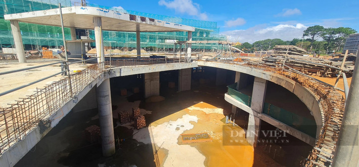 Đại diện UBND TP Đà Lạt cho rằng: "Tạm hoãn trong 15 ngày để làm phương án tháo dỡ chi tiết và làm phương án đảm bảo an toàn trong quá trình thực hiện tháo dỡ. Việc xây dựng phương án do chủ đầu tư chủ động thực hiện trong thời gian cơ quan chức năng cho phép và phải được thực hiện bởi đơn vị tư vấn thiết kế. Việc này được luật quy định, không phải là ý chủ quan của UBND TP Đà Lạt". (Ảnh: Dân Việt).