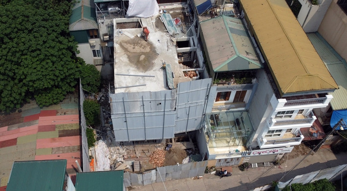 Về việc này, UBND quận Hoàng Mai chỉ đạo UBND phường Định Công chủ trì, phối hợp với Đội Quản lý TTXD đô thị quận, phòng TN&MT khẩn trương xử lý các công trình vi phạm nêu trên theo quy định. Báo cáo UBND quận kết quả thực hiện trước ngày 10/5/2024. Chủ tịch UBND phường Định Công chịu trách nhiệm trước pháp luật và lãnh đạo UBND quận nếu không kịp thời xử lý vi phạm theo quy định. (Ảnh: Trần Hoàn).