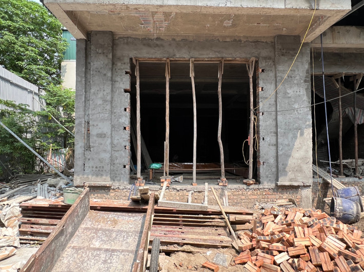 Trước đó, Phó Chủ tịch UBND quận Hoàng Mai Đỗ Thanh Tùng đã đề xuất Chủ tịch UBND quận Hoàng Mai xem xét tạm dừng điều hành một số hoạt động công tác khác của Chủ tịch UBND phường Định Công là bà Nguyễn Thị Phượng để tập trung xử lý các vi phạm về công tác quản lý đất đai, trật tự xây dựng trên địa bàn. Thời hạn đến hết ngày 30/5/2024 phải hoàn thành việc xử lý ví phạm", văn bản nêu. (Ảnh: Trần Hoàn).