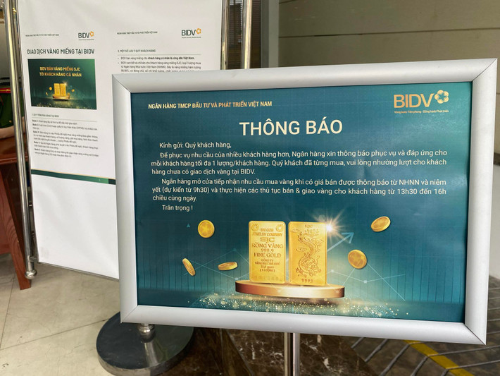 Tại điểm giao dịch của BIDV 74 Thợ Nhuộm, Hà Nội cũng khá thưa vắng khách đến mua vàng miếng. Theo thông báo của BIDV, nhà băng này bán vàng miếng SJC cho khách hàng tối đa 1 lượng/khách.