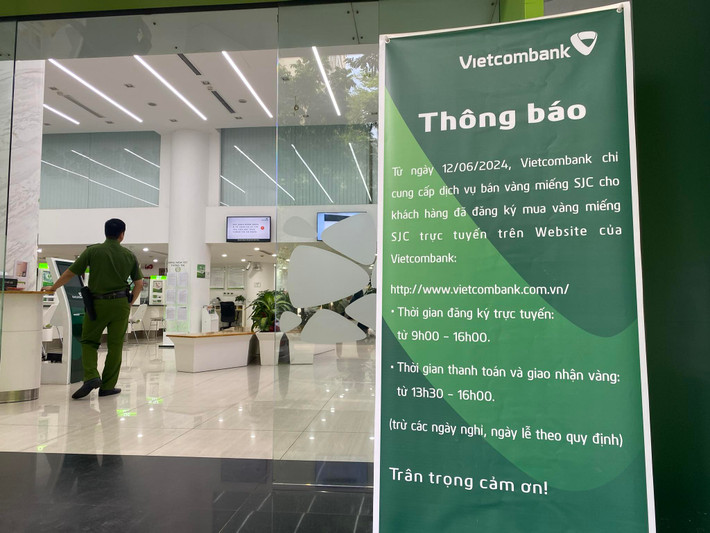 Sau khi đăng ký mua vàng miếng SJC trực tuyến, khách hàng cần đến địa điểm giao dịch theo địa chỉ và khung giờ tại xác nhận lịch hẹn. Khi đi mang theo căn cước công dân. Trường hợp, quá giờ hẹn từ trên 30 phút mà khách hàng không đến giao dịch, Vietcombank sẽ hủy xác nhận lịch hẹn để phục vụ khách hàng tiếp theo. Trong chiều ngày 12/6, ghi nhận trên website chính thức của Vietcombank không có tình trạng nghẽn mạng mua vàng. (Ảnh ghi nhận tại Vietcombank số 72 Trần Hưng Đạo, Hà Nội).