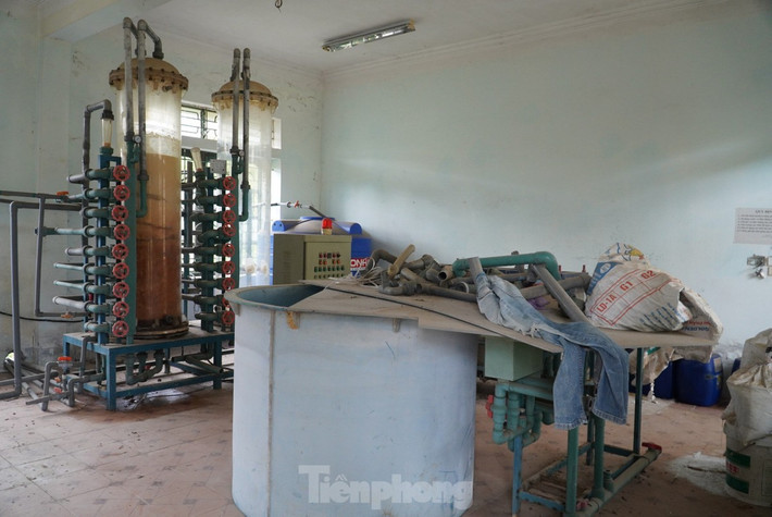 Nhiều máy móc lâu không sử dụng bụi phủ trắng. (Ảnh: Tiền Phong).