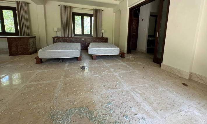 Dù vậy, một số thiết bị, đồ dùng bên trong căn resort vẫn còn để nguyên. Bên trong dự án vẫn có nhân viên bảo vệ trông coi. (Ảnh: VietnamFinace).
