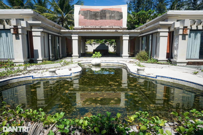 Hiện tại, khu nghỉ dưỡng Pulchra Resort hiện bị bỏ hoang, không còn hoạt động. Từ bên ngoài vào trong, cỏ mọc um tùm khắp nơi. (Ảnh: Dân Trí).